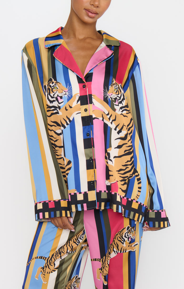 badge_model-wears-size-s