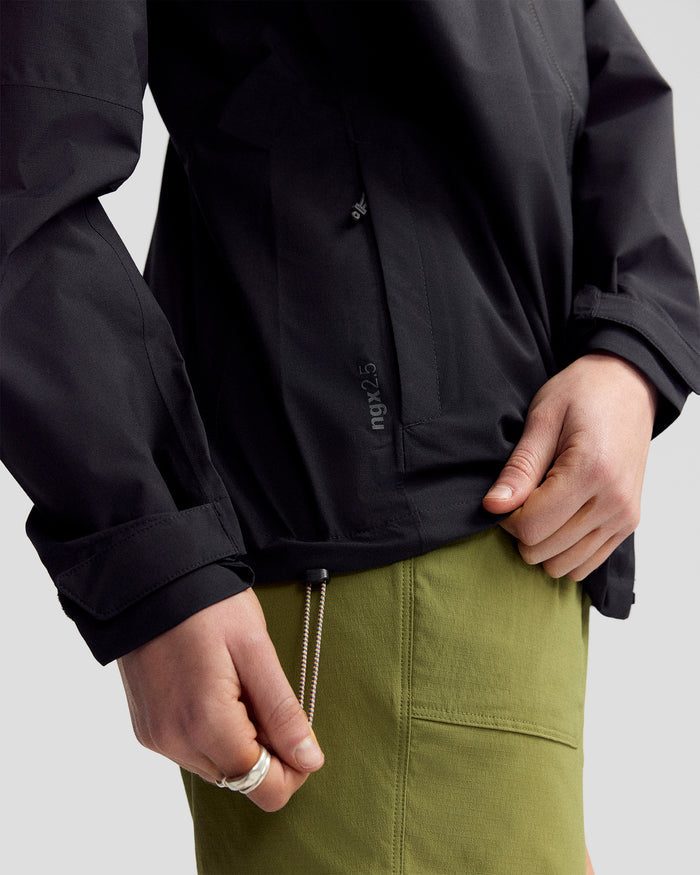 b2612_o4w_coast_to_coast_trailhead_stretch_raincoat_womens_e_1600x2000_2a2e340_1763339424000