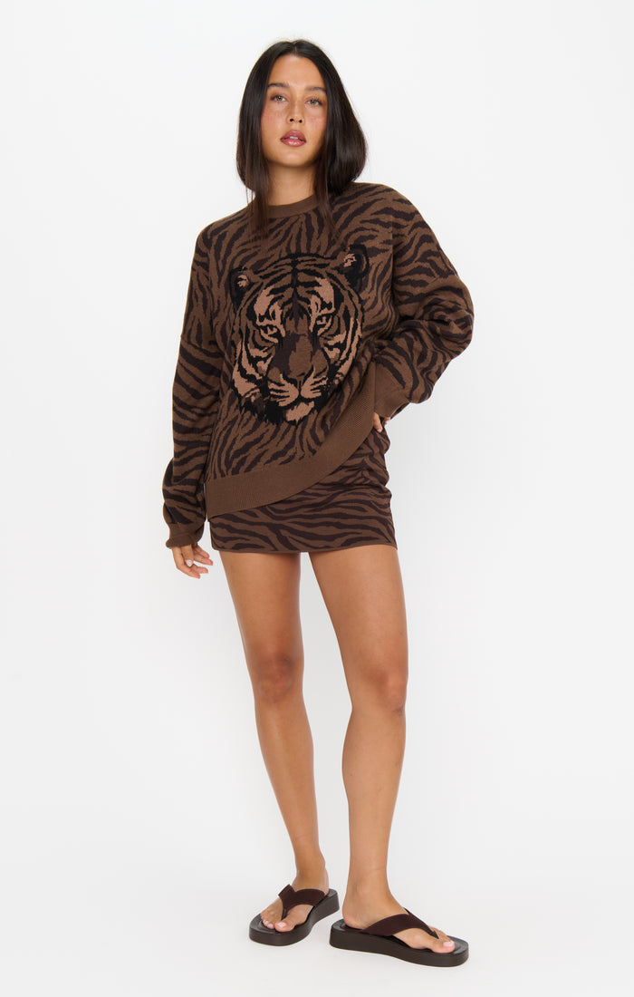badge_model-wears-size-s